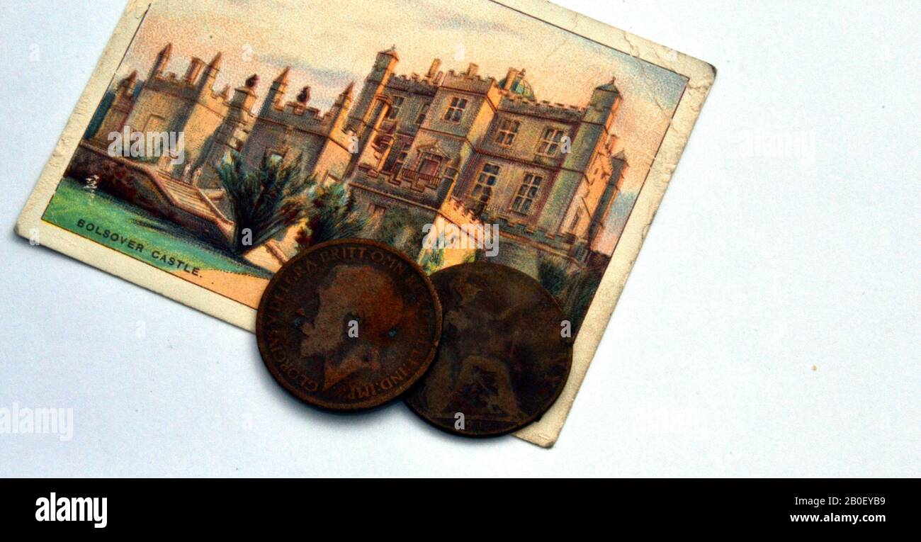 Zwei vordezimale britische Halbpfennige auf einer Zigarettenkarte der Marke Old Wills, die eine Zeichnung von Bolsover Castle, Derbyshire, Großbritannien enthält Stockfoto