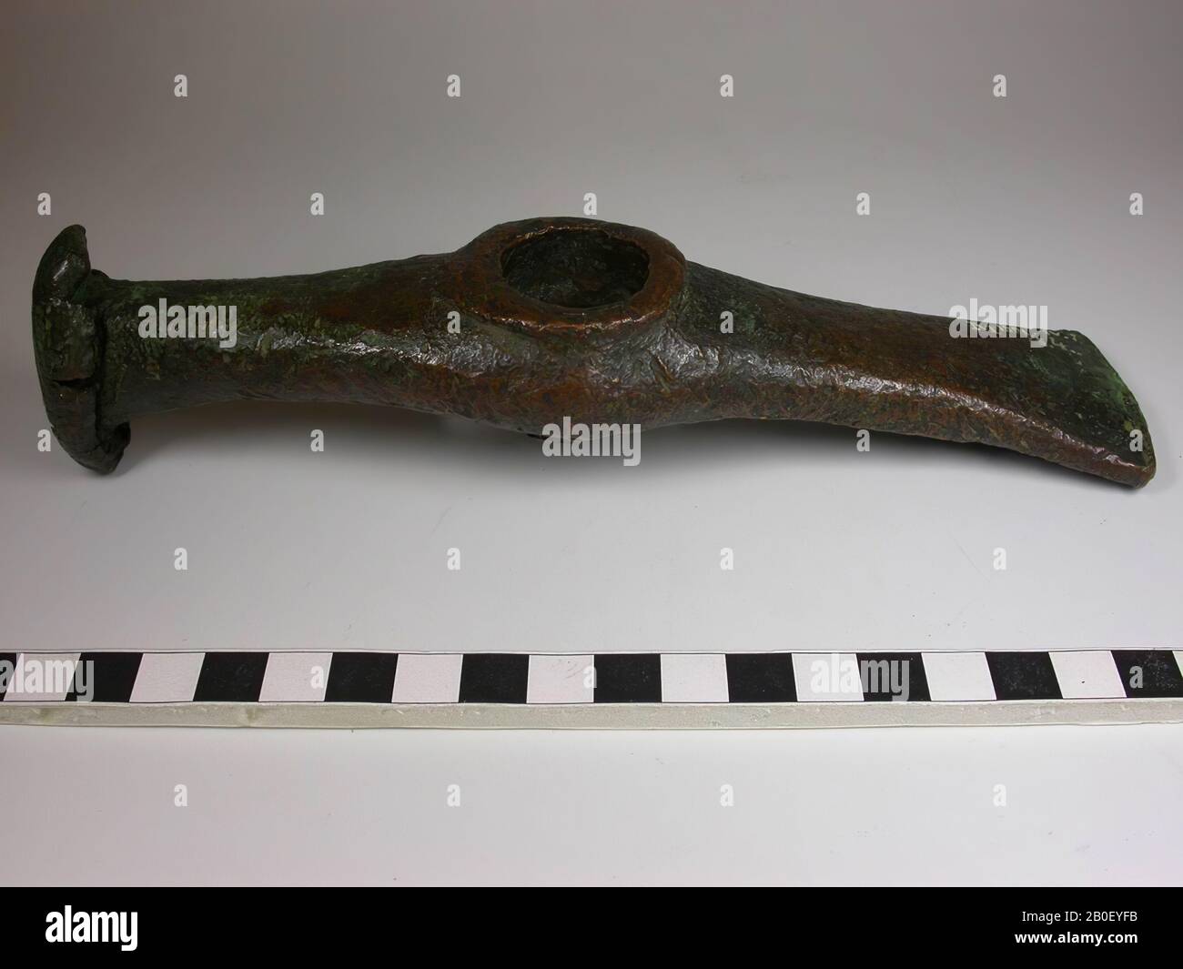 Zugpendel, Metall, Bronze, 20,3 x 4,7 x 5,0 cm, prähistorisch, Ungarn, unbekannt, unbekannt, unbekannt Stockfoto