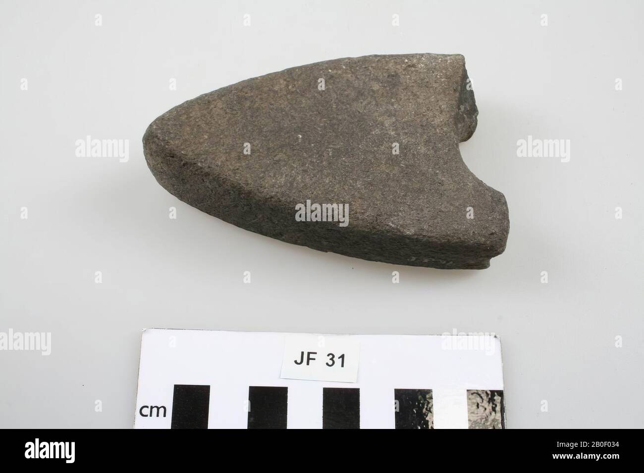 Fragment eines Aks., Fragment, Aks, Stein, 3,2 x 5,7 x 9,4 cm, prähistorisch, Dänemark, unbekannt, unbekannt, unbekannt Stockfoto