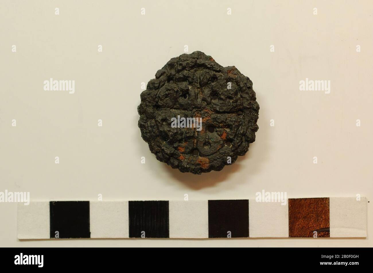 Fibeln, Metall, Bronze, 2,8 x 2,7 x 0,6 cm, Deutschland, unbekannt, unbekannt, Niederbreisig Stockfoto