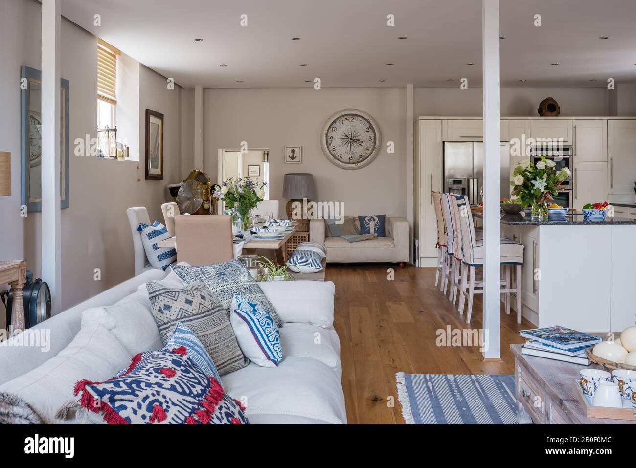 Uhr im maritimen Stil und Tanjore Rattan Tischleuchte Stockfoto