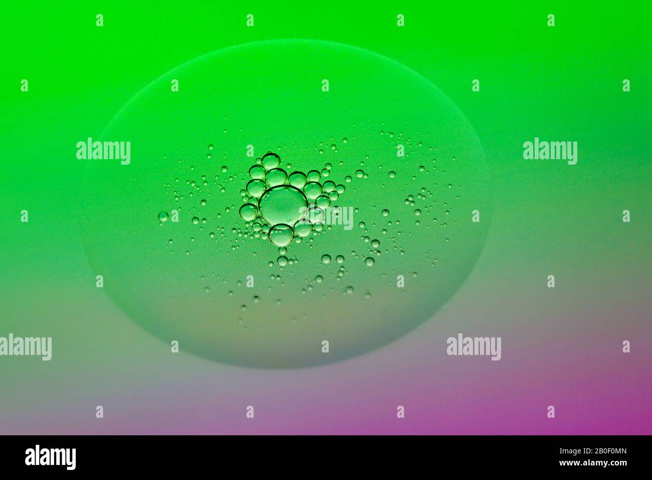 Grüner Lack Wasserblasen Makro abstrakter Hintergrund Stockfoto