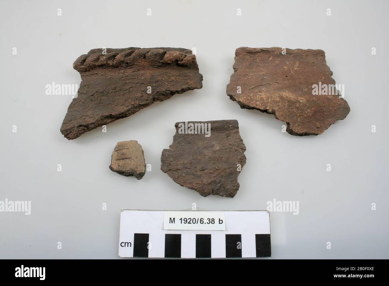 4 Scherven., Fragmente, Steingut, 8,5 x 9,5 cm (der größte Schard), roman, Deutschland, unbekannt, unbekannt, Insterburg Stockfoto