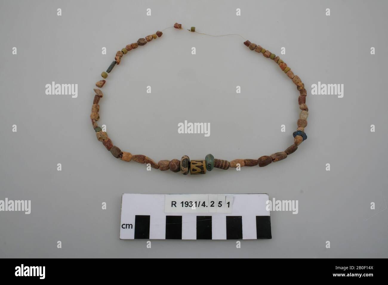 58 fränkische Glasperlen, Steingut und Bernstein an einer Schnur, verschiedene Formen, Größen und Farben., Perlen, Glas, Steingut, organisch, bernsteinfarben, Längenschnur: 38,5 cm, Frankreich, unbekannt, unbekannt Stockfoto