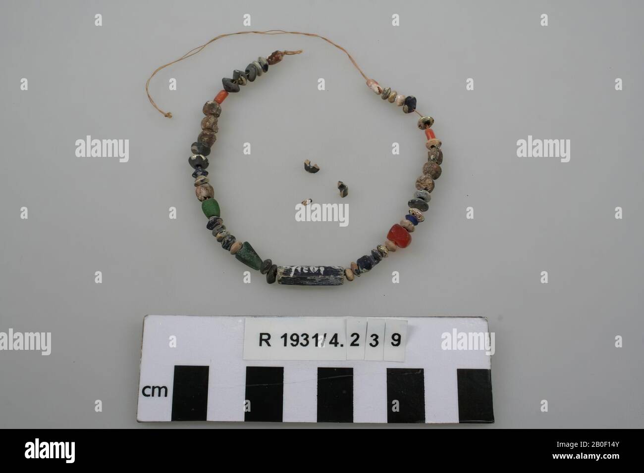 45 fränkische Glasperlen an einer Schnur und 3 Bruchstücke von 1 Perle. Verschiedene Formen, Größen und Farben., Perlen, Glas, Längenschnur: 19,5 cm, Frankreich, unbekannt, unbekannt, unbekannt Stockfoto