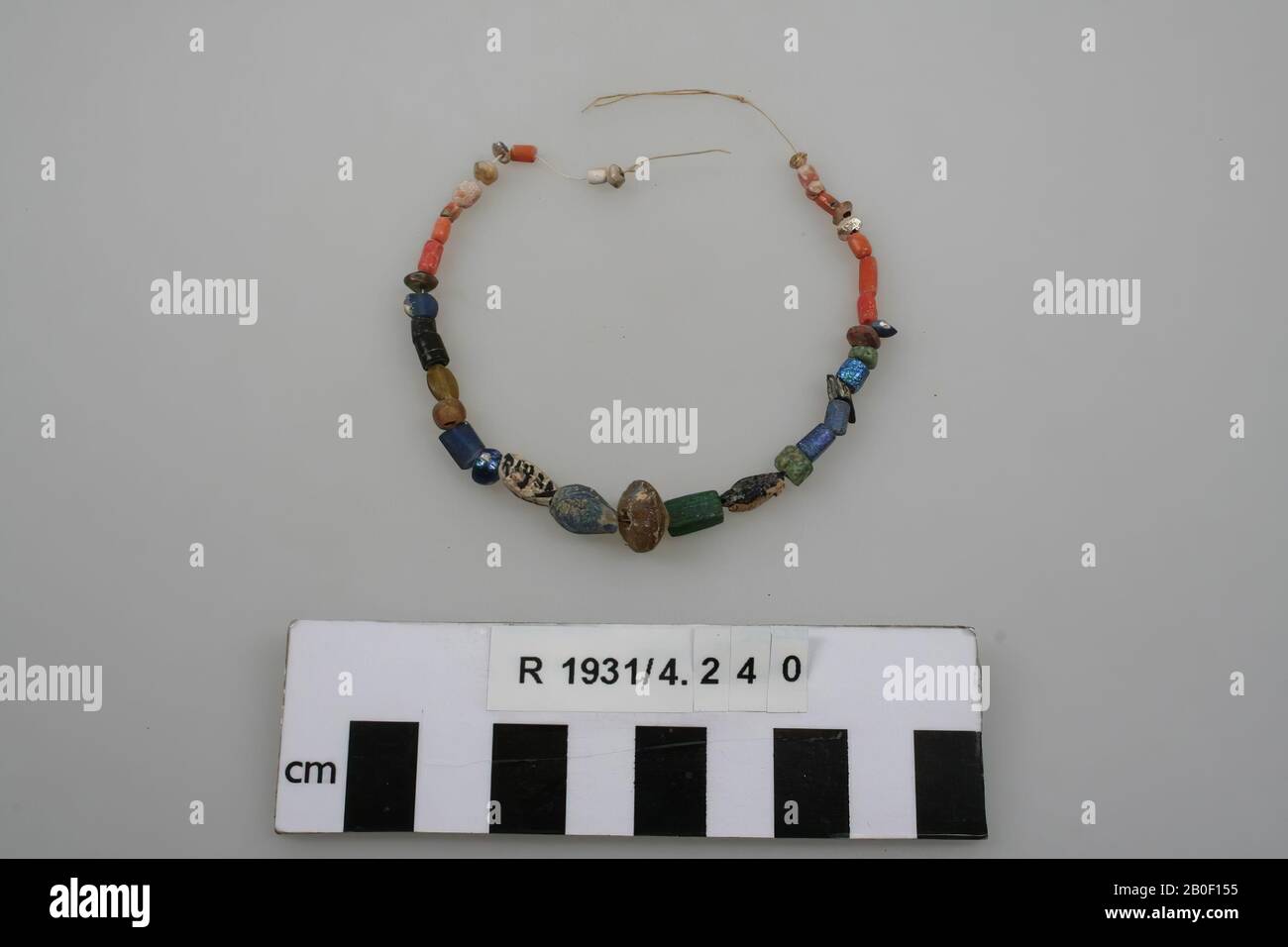 39 fränkische Glasperlen an einer Schnur. Verschiedene Formen, Größen und Farben., Perlen, Glas, Längenschnur: 18,5 cm, Frankreich, unbekannt, unbekannt, unbekannt Stockfoto