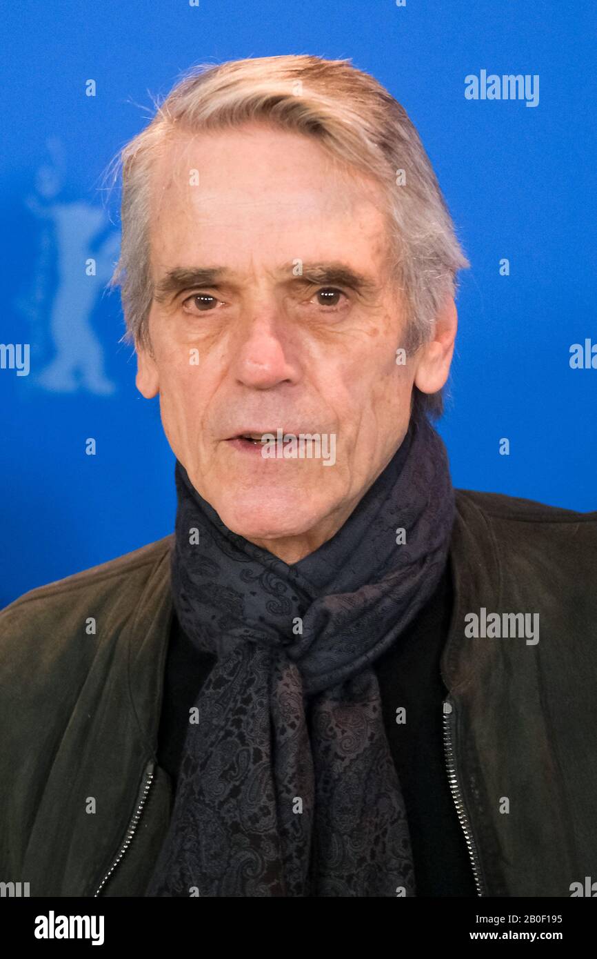 Grand Hyatt Hotel, Potsdamer Platz, Berlin, Deutschland. Februar 2020. Jeremy Irons, Präsident der Jury, posiert bei DER INTERNATIONALEN JURY IM Rahmen der Berlinale - Berliner Filmfestival. Bild nach Gutschrift: Julie Edwards/Alamy Live News Stockfoto