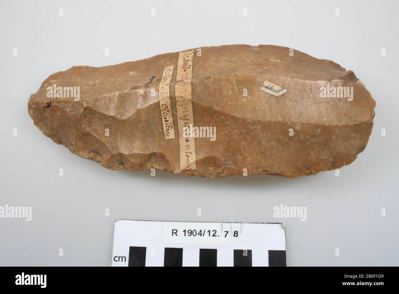 Großer Kern aus braunem Feuerstein, Kern, Stein, Feuerstein, 20,3 x 8 x 4 cm, Vorgeschichte, Frankreich, unbekannt, unbekannt, Grand Pressigny Stockfoto