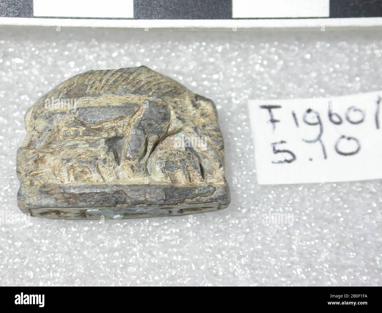 Schwein, stehend, jung, 4 Stück, Aufschrift, Isis, Amulett, Tier, Seifenstein, Länge: 2 cm, Ägypten Stockfoto