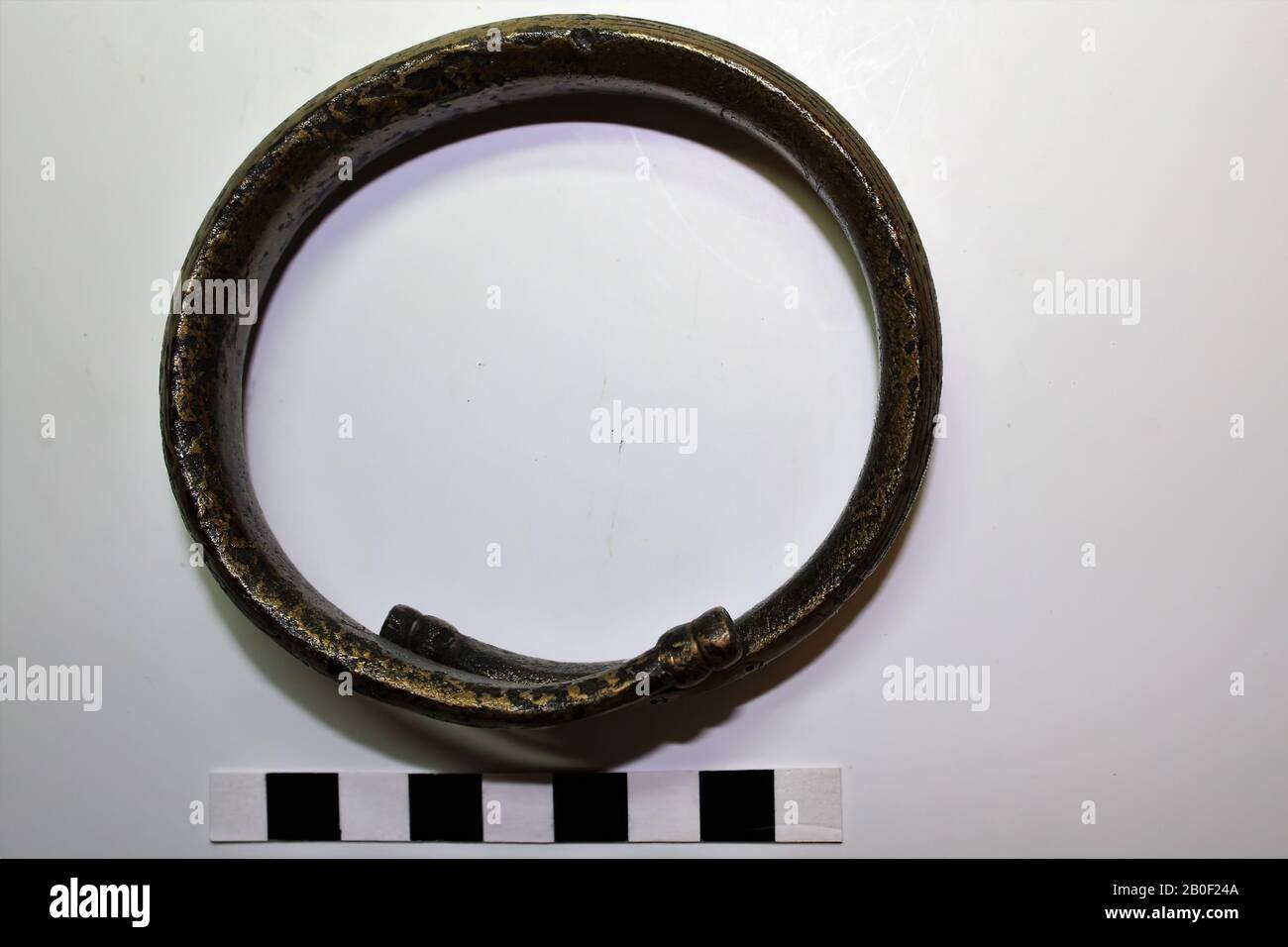 Spiralarmband aus Bronze (1 Stockfoto