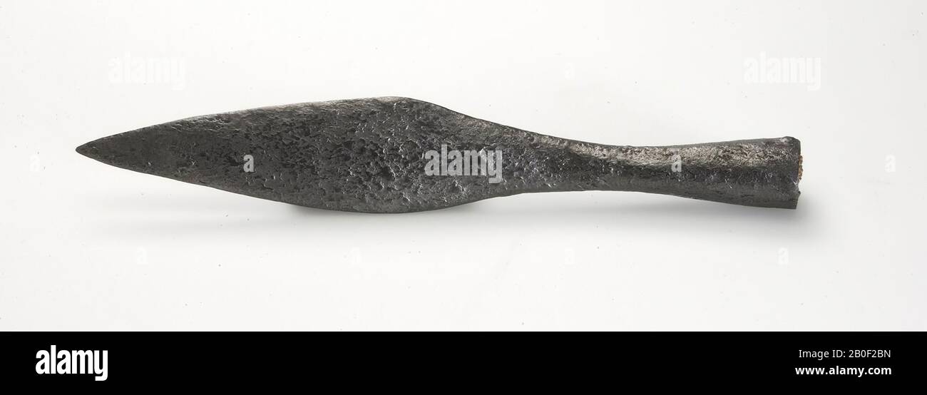 Eiserne Spearhead mit einem Rest eines Holzgriffs, wiederhergestellt., Spearhead, Metall, Eisen, Bio, Holz, Länge: 20,2 cm, roman 40-250 AD, Niederlande, Süd-Holland, Katwijk, Valkenburg Stockfoto