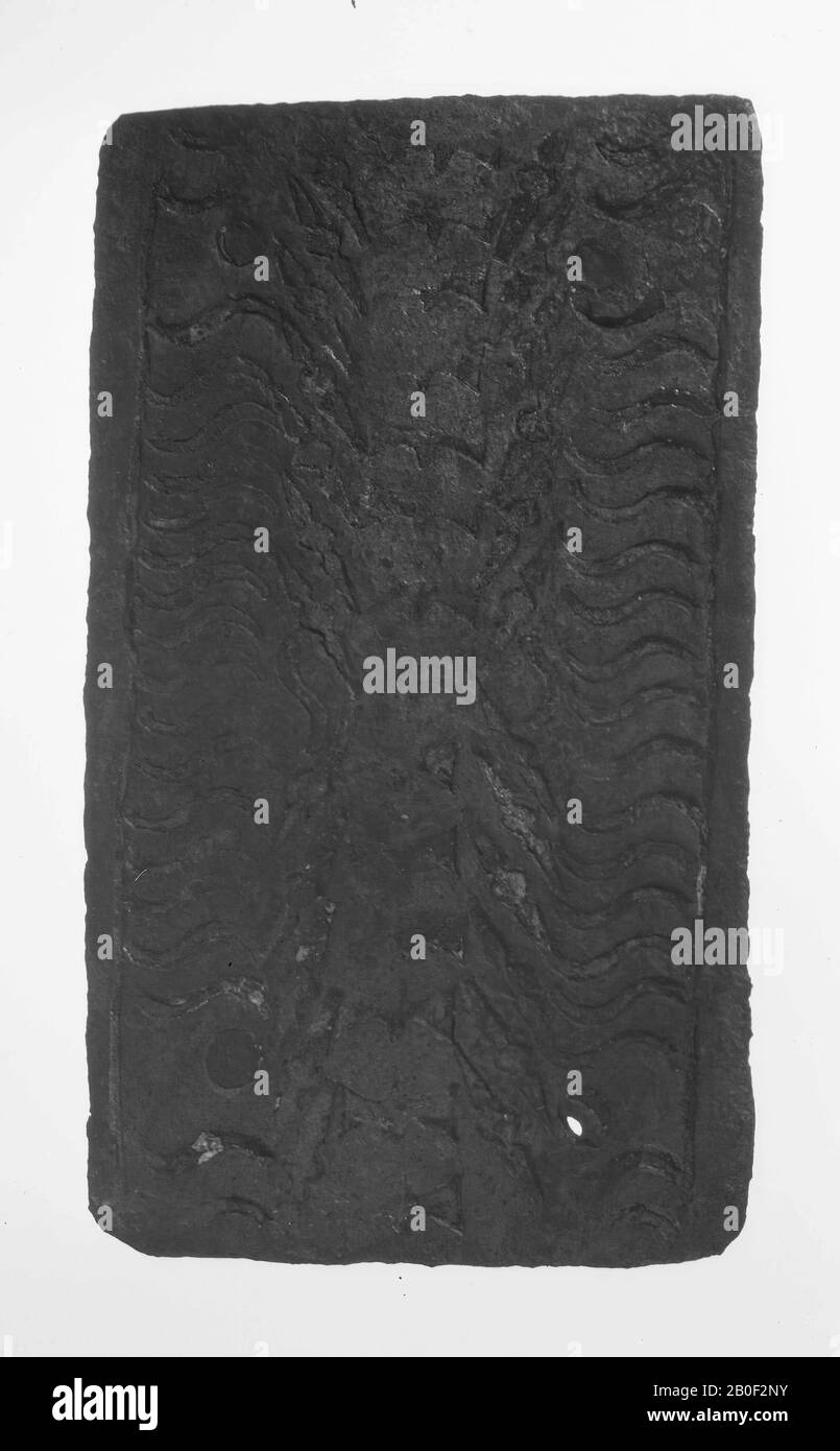 Rechteckiger Teil einer Cingulumplatte aus Bronze, verziert mit Wellenmuster, Bandstrich, Metall, Bronze, 5,4 x 3 cm, roman 40-250, Niederlande, Süd-Holland, Katwijk, Valkenburg Stockfoto