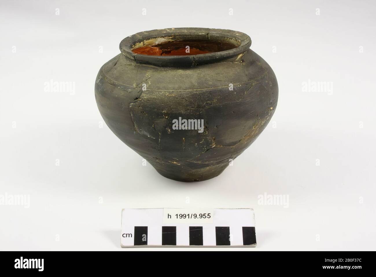 Topf dunkelgrauer, rauer Steingut mit kleiner gefalteter Kante. Restaurierte und große Teile fertig, Pommes vom Boden, Topf, Keramik, h: 12,2 cm, Durchmesser: 15,4 cm, roman, Niederlande, Südholland, Katwijk, Valkenburg Stockfoto