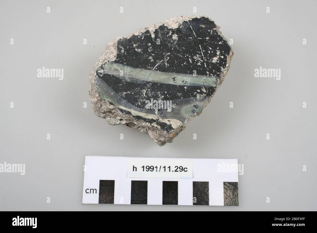 Fragment eines Wandbildes, schwarz lackiert mit Streifen in Grün, Weiß und Grau. Die drei Bruchstücke (h 1995) gehören zur Serie Stockfoto