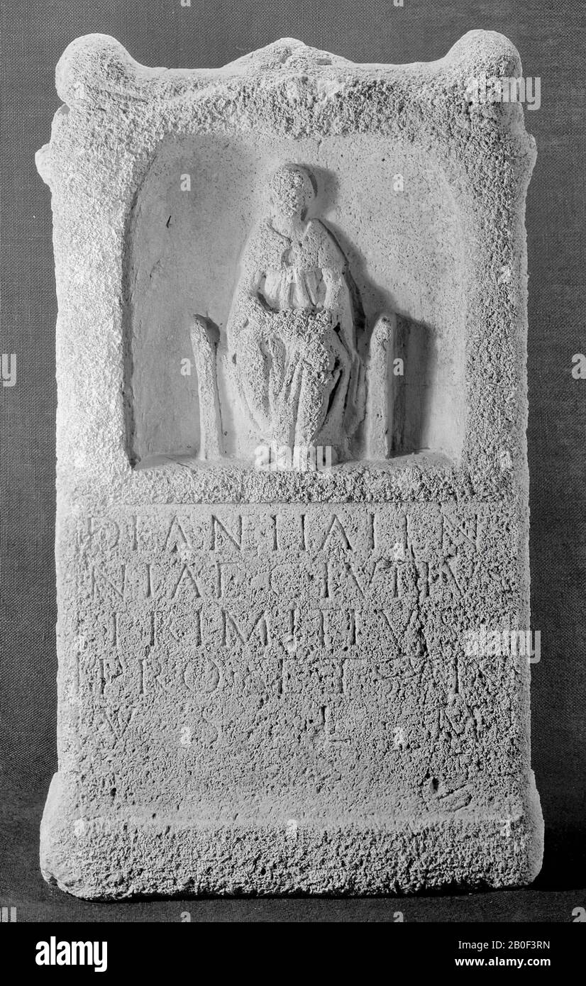 Flügelaltar mit Nische. Kalksteine. Nehalennia sitzend, kein Hund, kein Korb mit Früchten auf dem Boden neben ihr. Rechts und links: Ein Baum. Rückseite undekoriert. Oben in der Mitte 4 Früchte zusammen, Altar, Stein, Kalkstein, 81,5 x 44 x 16,5 cm, 100 kg, roman 150-250, Niederlande, Zeeland, Noord-Beveland, Colijnsplaat, Oosterschelde Stockfoto