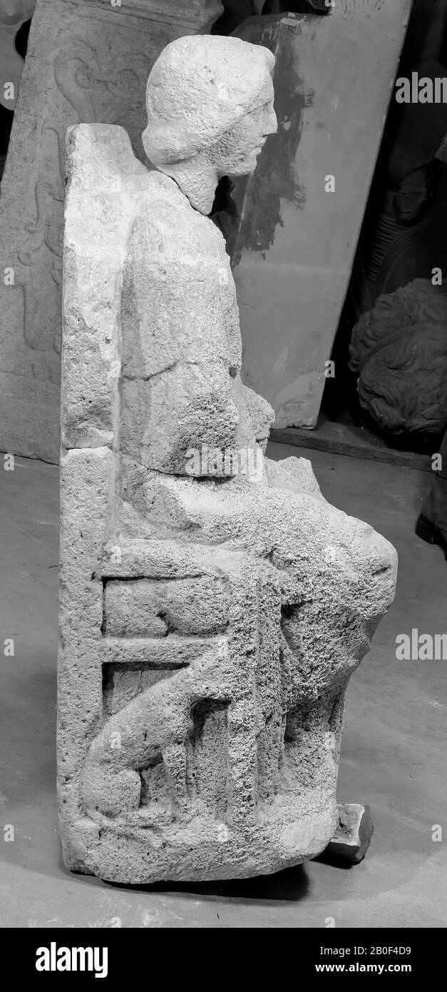 Bild. Kalksteine. Nehalennia sitzt auf dem Sitz mit hohem Rücken. Beide Arme zerbrochen. Rechte Seite: Korb mit Früchten. Linke Seite: Sitzender Hund. Rückenlehne oben dekoriert. Die Skulptur wurde aus 3 Stücken restauriert. Der Kopf wurde im Februar 1971 gefischt, der Rest wurde im Sommer 1970 geborgen. Es sind keine Spuren von Inschriftentabellen sichtbar., Skulpturen, Stein, Kalksteine, 82 x 35,5 x 30 cm, roman 150-250 n. Chr., Niederlande, Zeeland, Noord-Beveland, Colijnsplaat, Oosterschelde Stockfoto