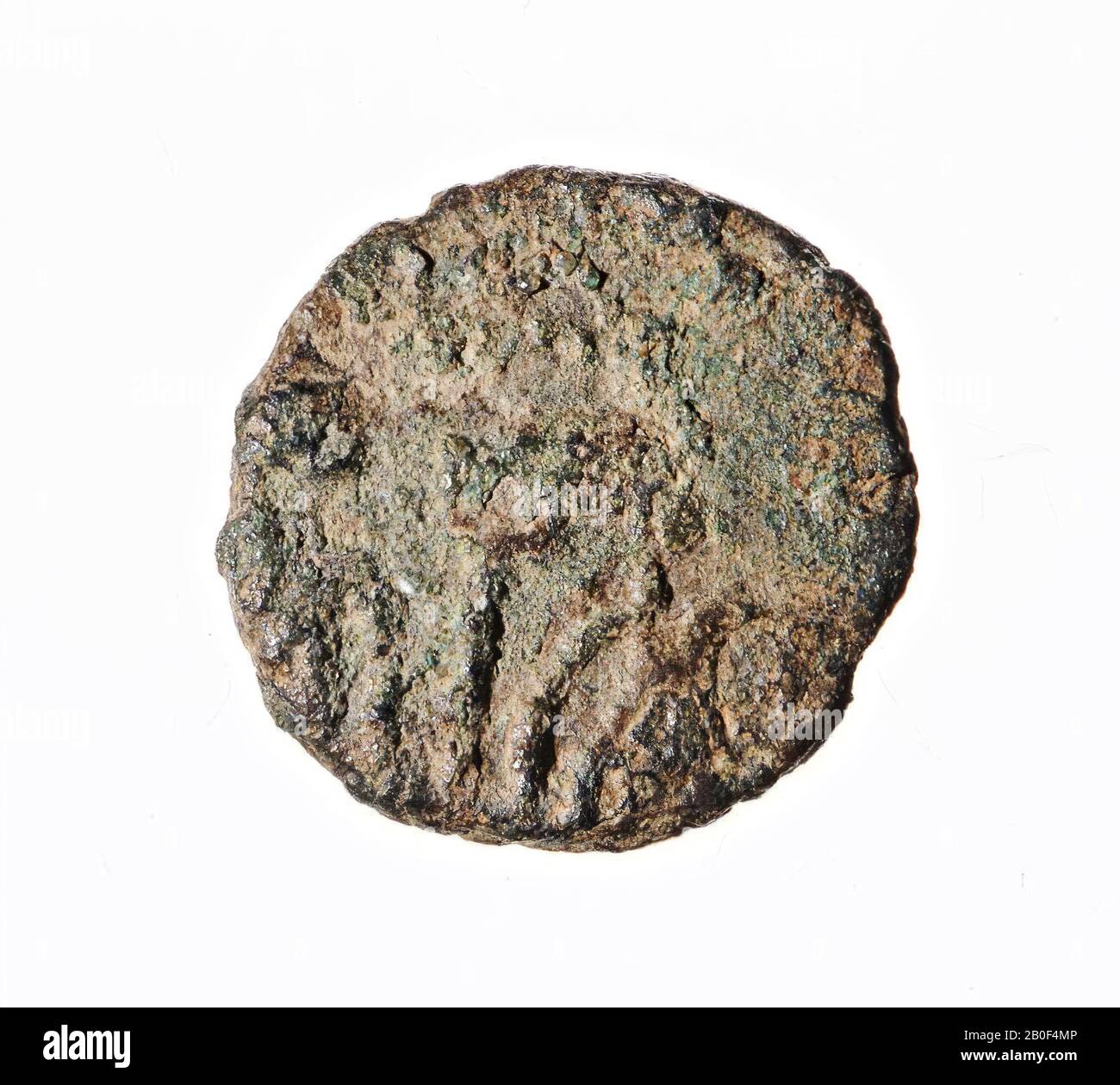 VZ: Kopf Nr. r., Kz: Zwei Soldaten und Feldzeichen, sehr verschobener Bildstand, Münze, Follis, Constantinus I. und Söhne, Metall, Kupfer, Diam. 10 mm, WT. 0,78 gr, roman 335 (na), Niederlande, Nordbrabant, Cuijk, Cuijk und Sint Agatha Stockfoto