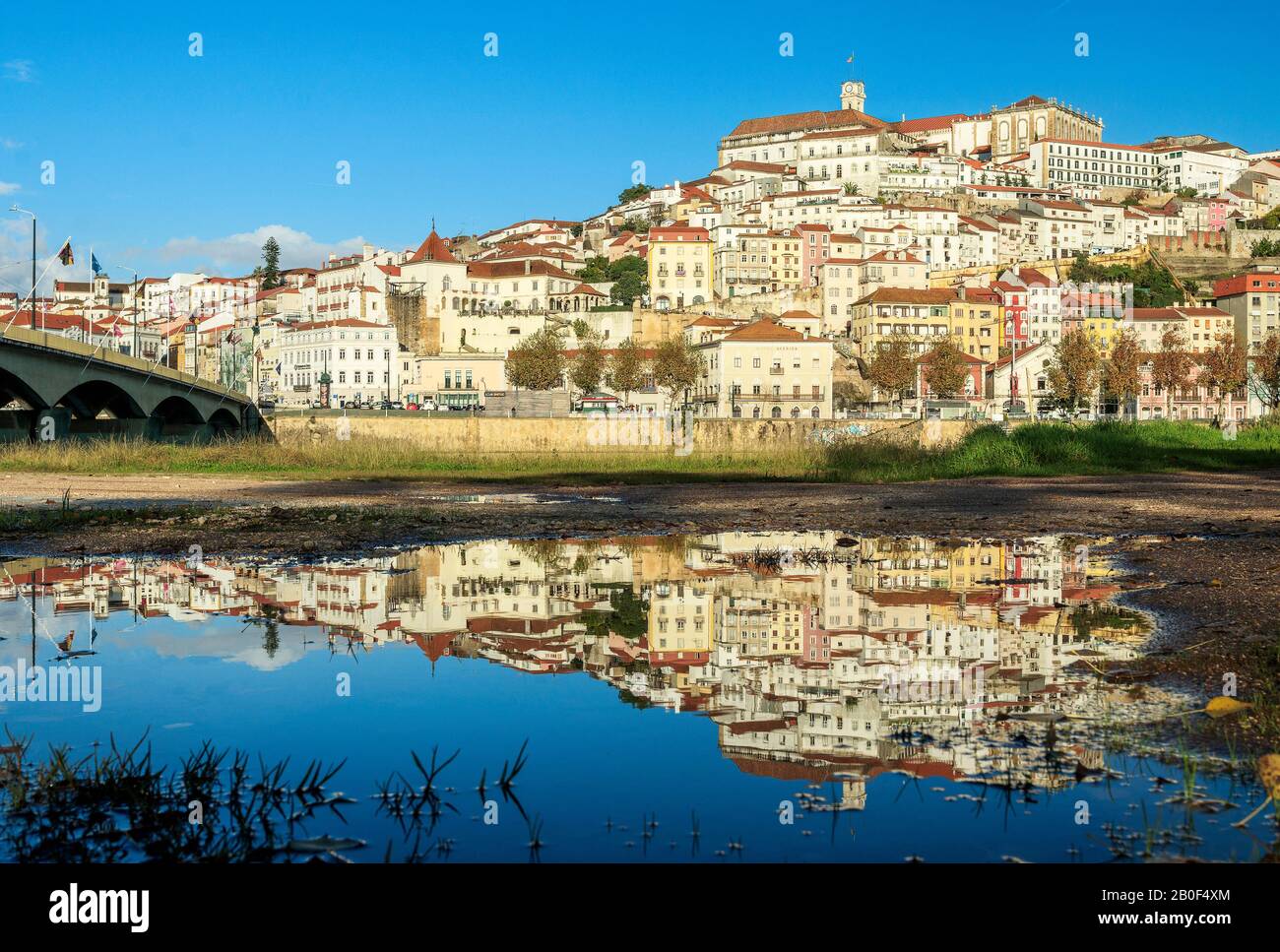 Coimbra, Portugal - 21. November 2019: Blick auf die Stadt Coimbra in Portugal, mit dem Bild im Wasser, an einem sonnigen Nachmittag. Stockfoto