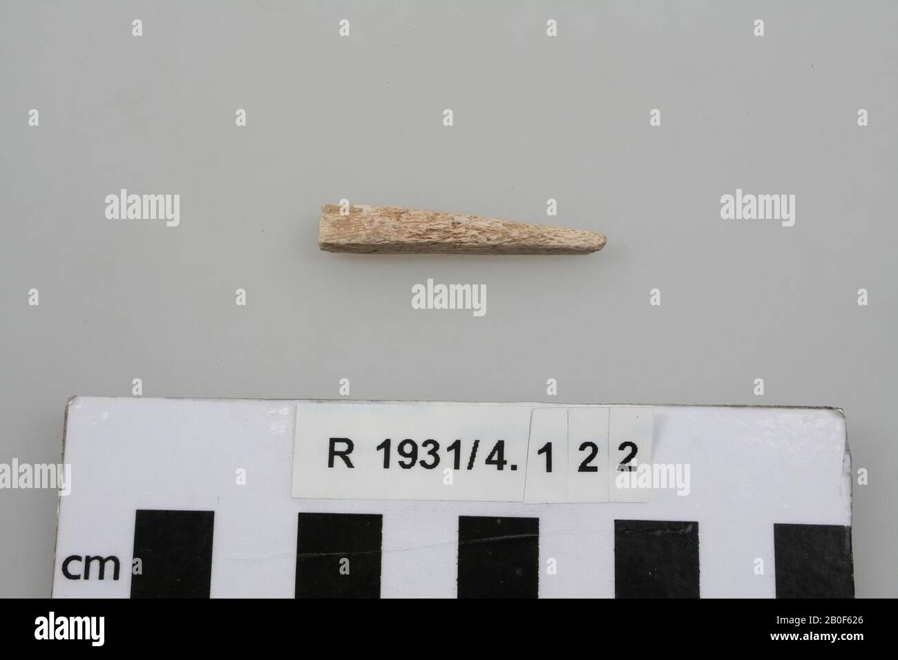 Fragment einer Extremität, Prime, Fragment, organisch, Knochen, 4,9 x 0,6 x 0,6 cm, Frankreich, unbekannt, unbekannt, unbekannt Stockfoto