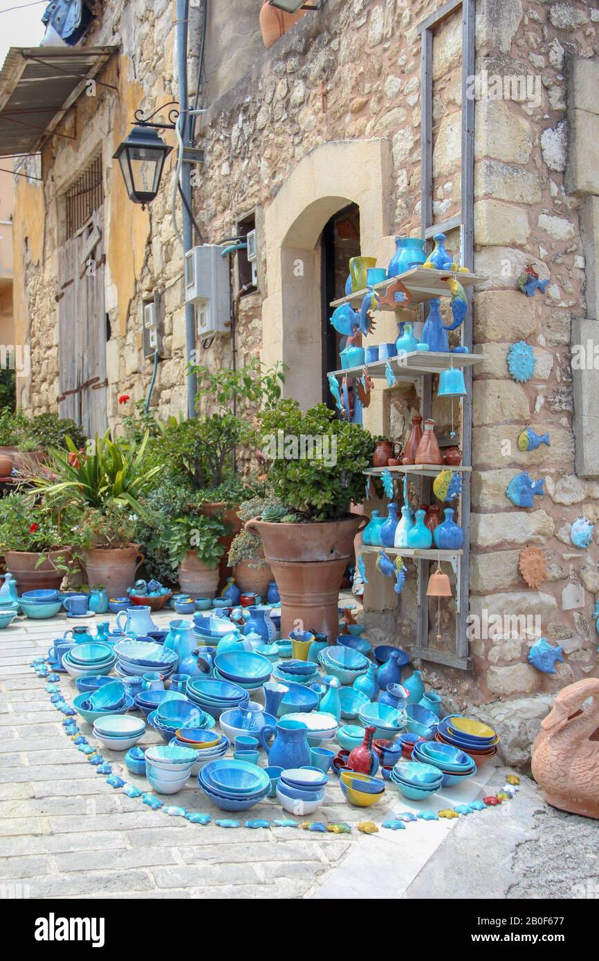 Blaue Keramik verschiedener Art in dem hübschen Dorf Margarites auf der Insel Crete, Griechenland Stockfoto