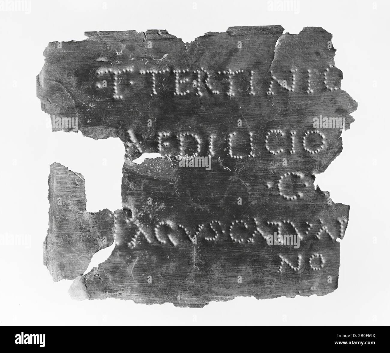 Großes Fragment einer bronzenen Schlagplatte aus einem Geschenk. Zweimal mit Aufschriften verwendet:, M (arco) * VITALINI [o. Stockfoto