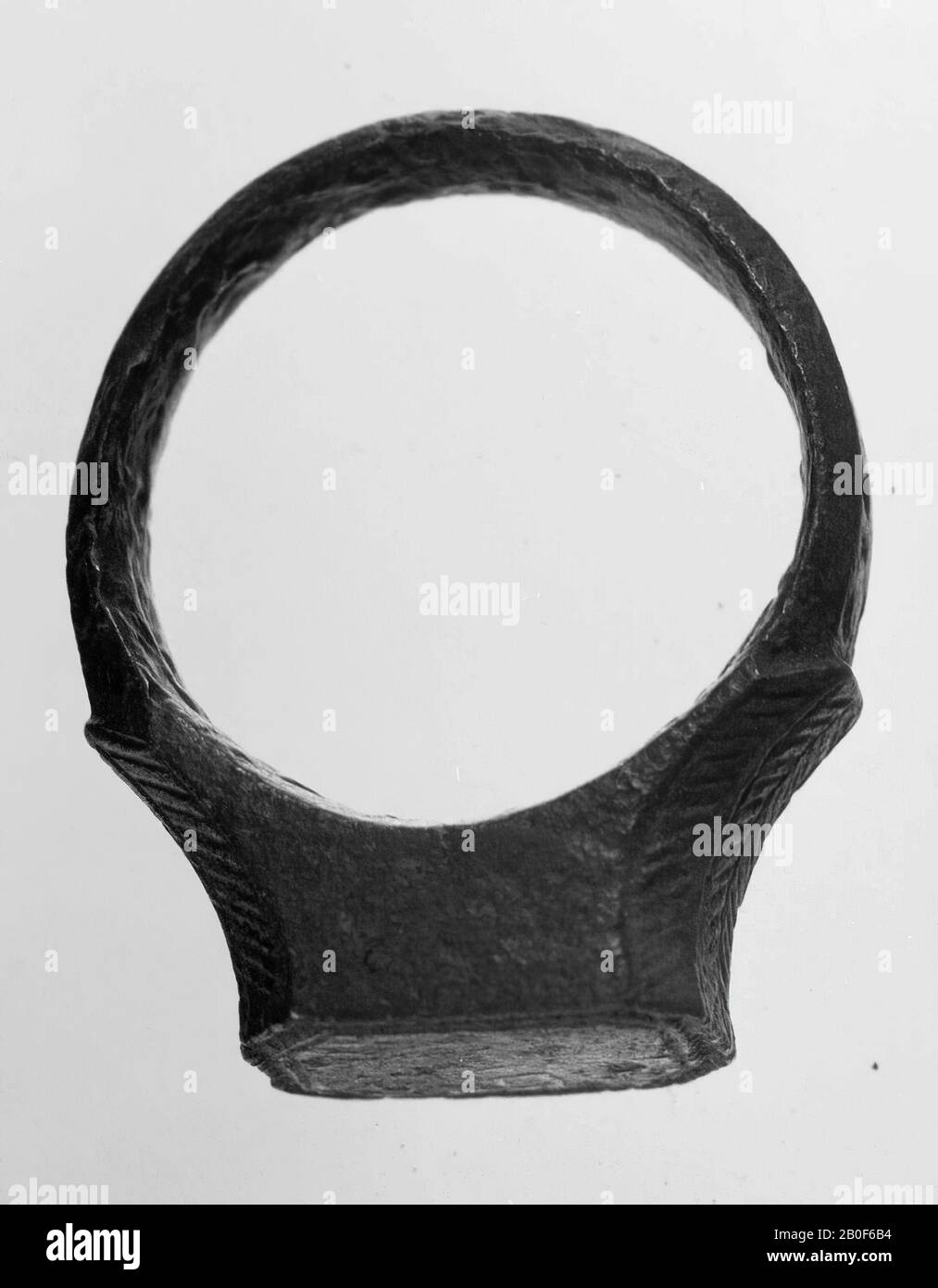 Bronze Signet Ring, die Ebene des Siegelstempels ist nur mit einem Perlenrand dekoriert, Ring, Metall, Bronze, roman 1-300, Niederlande, Limburger, unbekannt, unbekannt Stockfoto