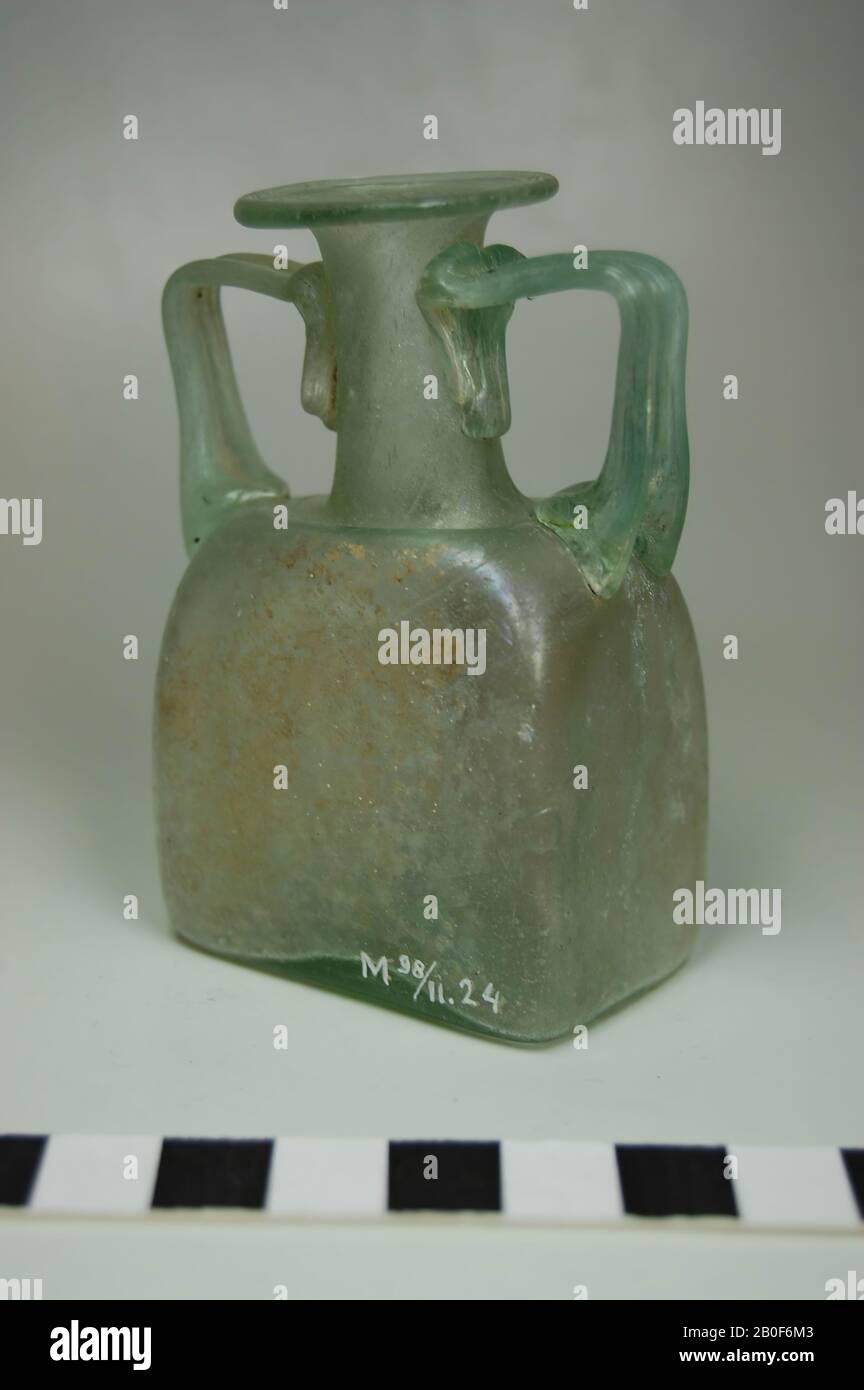 Geschirr, Glas, 5,9 x 3,0 x 7,9 cm, Roman, Ungarn Stockfoto