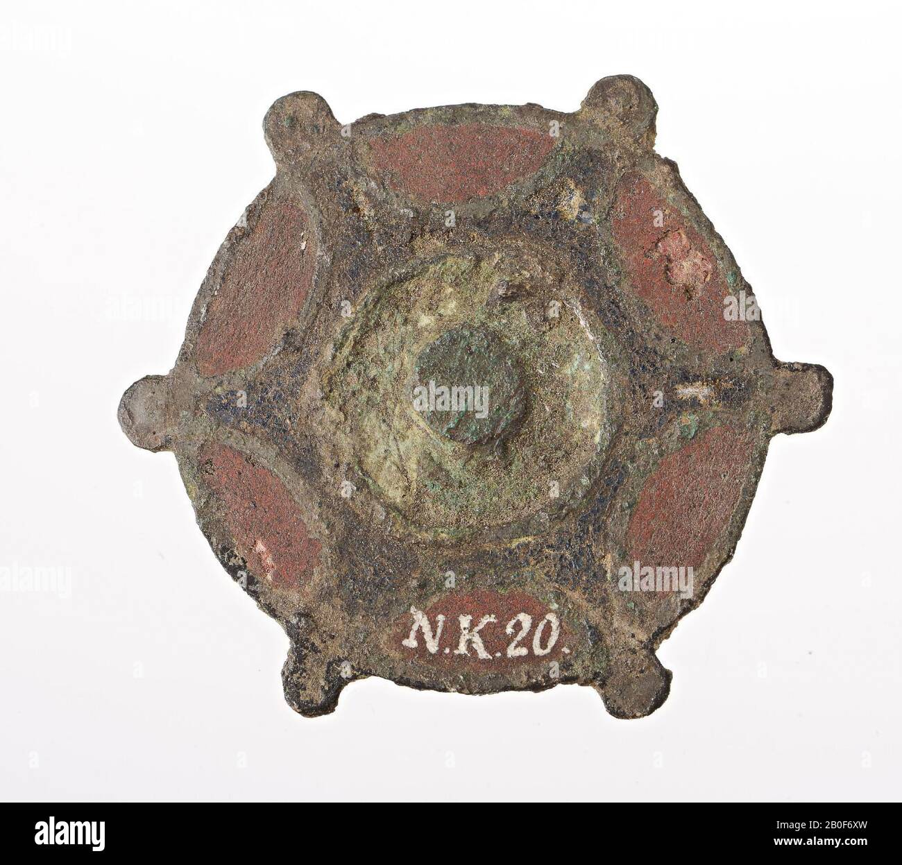 Fibeln aus bronzenes Email. Mit Spiralfeder. Nadel völlig verschwunden, Nadelhalter fast völlig verschwunden., Fibel, Emailfibel, Metall, Bronze, roman 1-300, Niederlande, Gelderland, Nijmegen, Nijmegen, Fort Krayenhoff Stockfoto