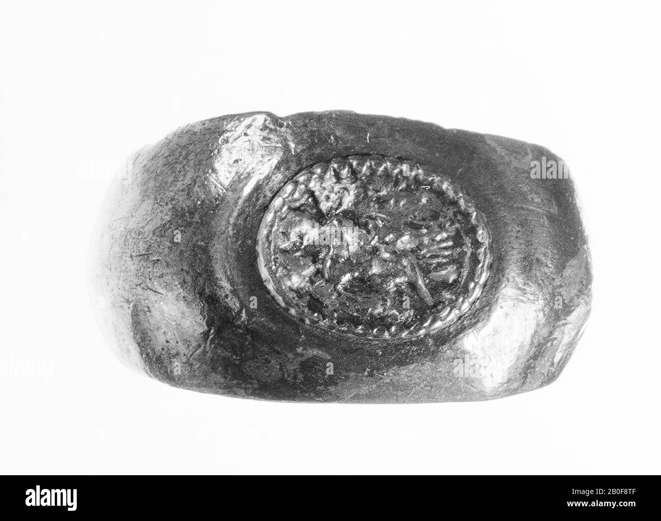 Silberner Ring mit ovalem goldenem Schild mit zwei geflügelten Figuren (Eros und Psyche?), Die sich Umarmen, Ring, Hochzeitsring, Metall, Silber, roman 100-200, Niederlande, Gelderland, Maasdriel, Rossum Stockfoto