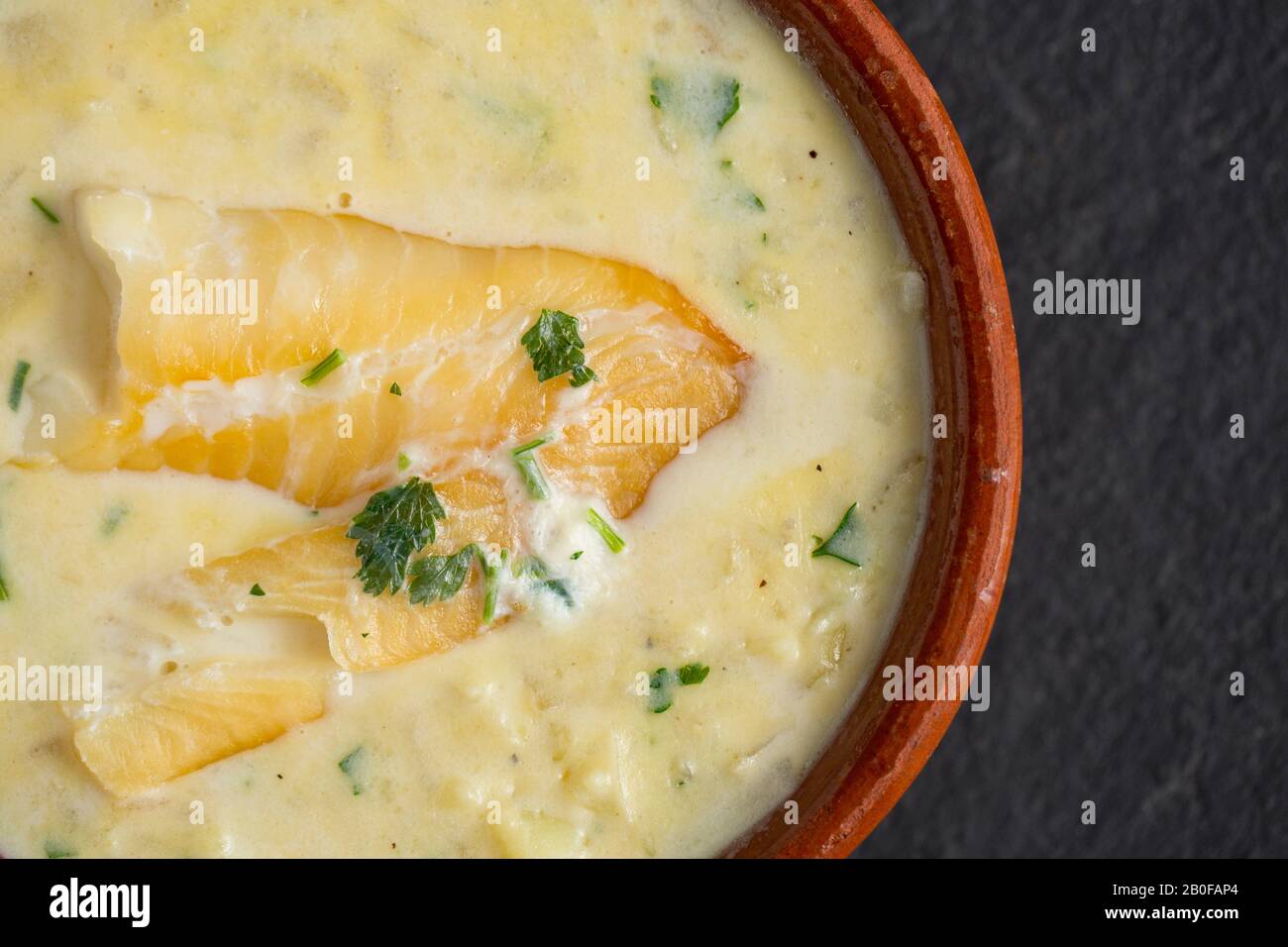 Eine hausgemachte Schüssel mit Cullen Skink. Das Gericht ist schottischer Herkunft und es gibt mehrere Varianten. Dieser wurde mit ungefärbtem geräuchertem Schellfisch, Milch, Po hergestellt Stockfoto