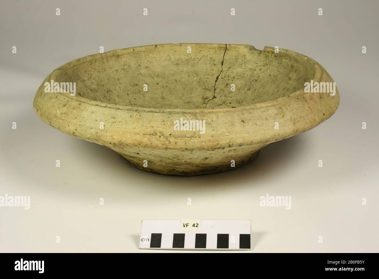Reibschale aus dickwandigen groben Töpferwaren mit gebogenem Rand, auf dem der Ausguss liegt. Sehr großer instabiler, vertikaler Riss vom Rand., Reibtopf, Steingut, h: 10,5 cm, Diam: 35,5 cm, roman, Niederlande, Utrechter, Bunnik, Kampf Stockfoto