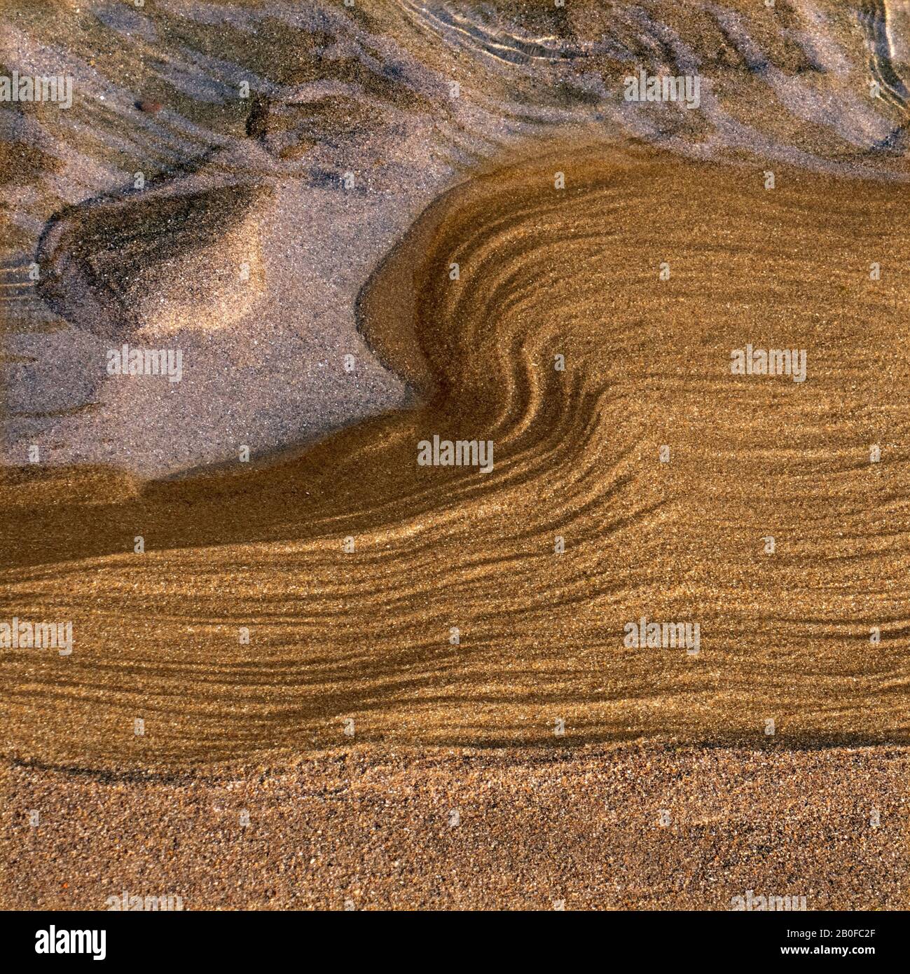 Abstrakte detaillierte Gezeiten Muster in den Sand bei Ebbe auf Penbryn Beach in South West Wales UK Stockfoto
