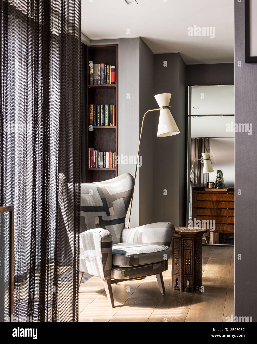 Diablo Modernist Bodenleuchte und gepolsterter Stuhl im Schlafzimmer der West London Wohnung Stockfoto