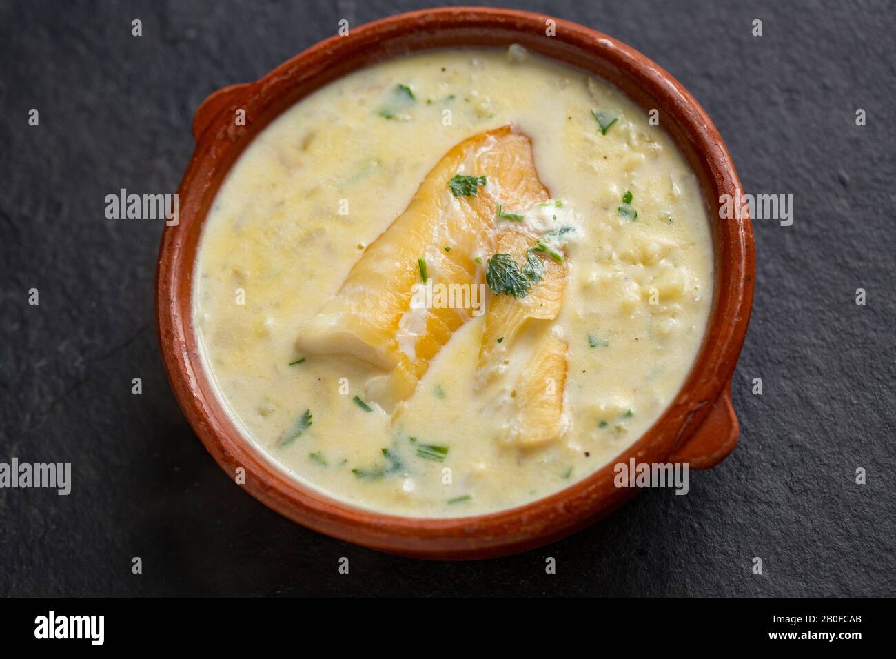 Eine hausgemachte Schüssel mit Cullen Skink. Das Gericht ist schottischer Herkunft und es gibt mehrere Varianten. Dieser wurde mit ungefärbtem geräuchertem Schellfisch, Milch, Po hergestellt Stockfoto