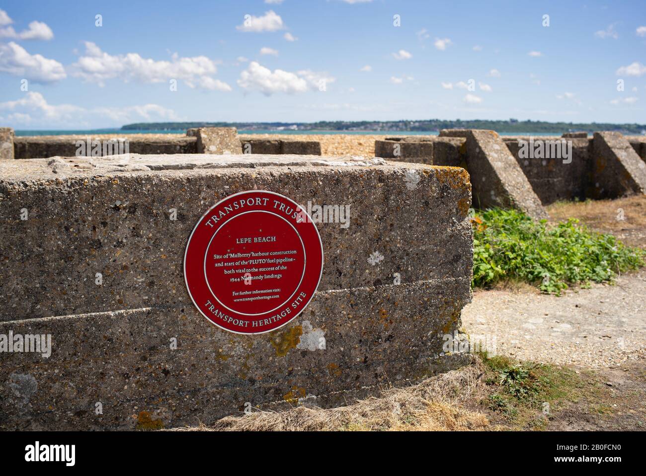 Eine Plakette, die den Bau- und Einschiffungsort von Lepe Beach für Mulberry-Häfen markiert, die während des zweiten Weltkriegs für Die Operation Overlord von entscheidender Bedeutung sind Stockfoto