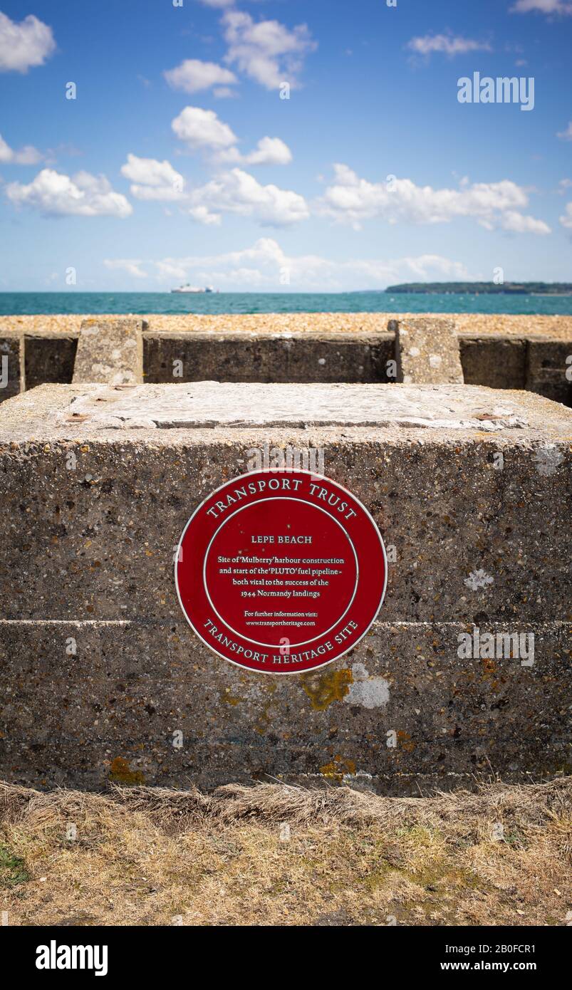 Eine Plakette, die den Bau- und Einschiffungsort von Lepe Beach für Mulberry-Häfen markiert, die während des zweiten Weltkriegs für Die Operation Overlord von entscheidender Bedeutung sind Stockfoto