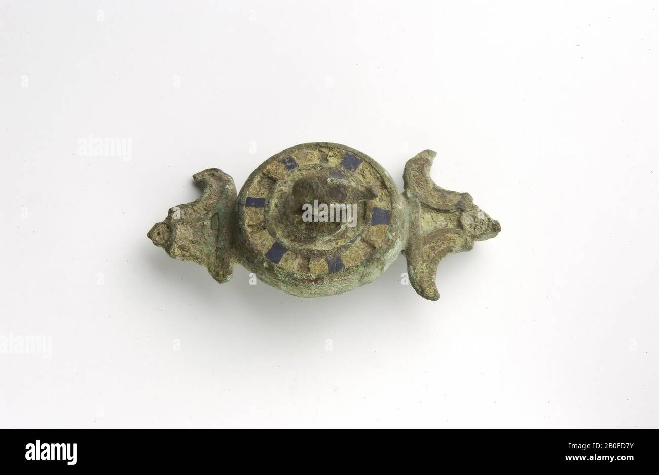 Niederländische Römerzeit, Fibeln, Scheibenfibel, Metall, Bronze, Glas, Email, Länge, 5,25 cm, roman 100-250 AD, Niederlande, Utrechter, Bunnik, Vechten, Houtense Vlakte Stockfoto