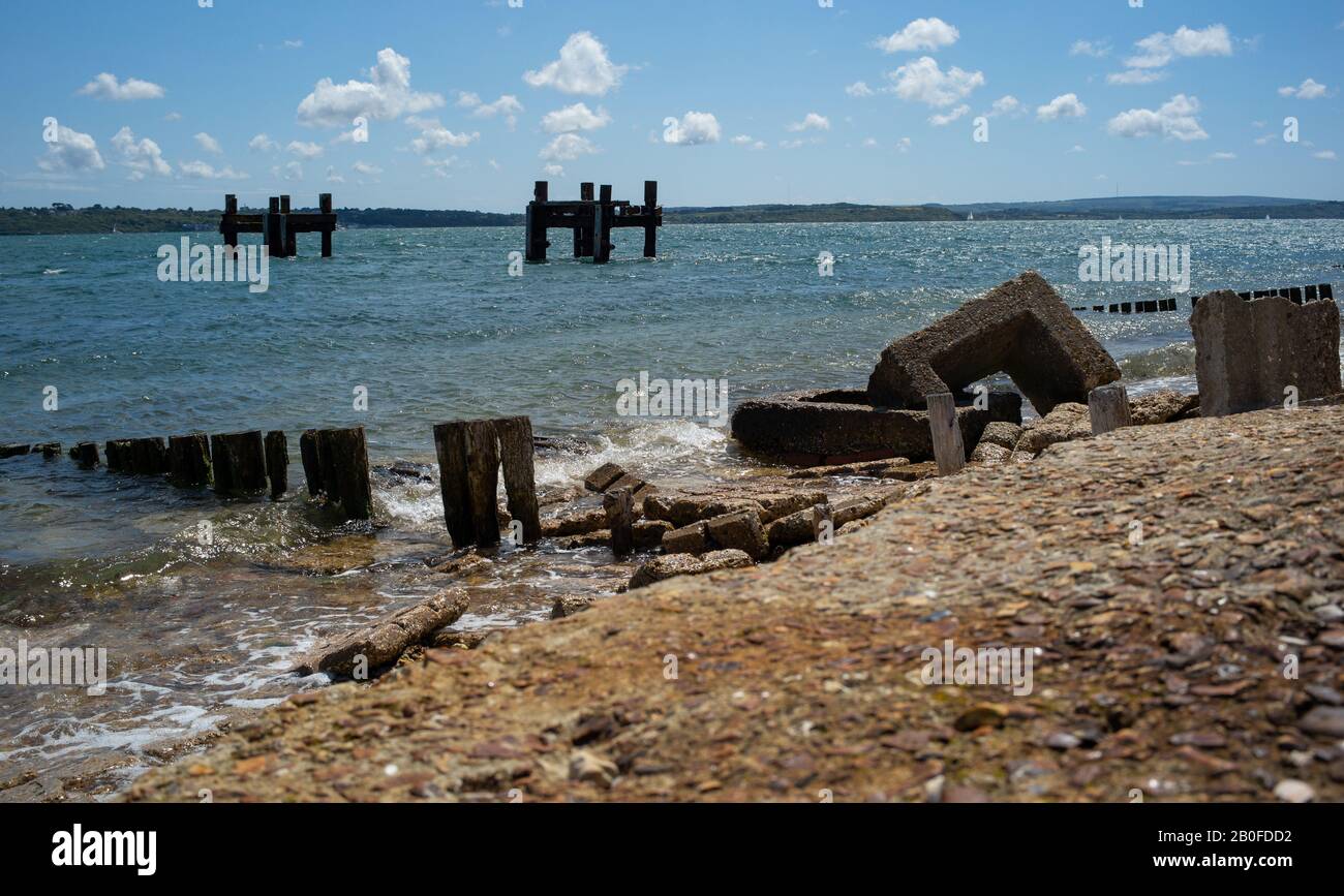 Was wie ein Müllhaufen aussieht, sind eigentlich die Überreste von Strandhärtematten am Lepe Beach, die eine entscheidende Rolle bei WW2 Operation Overlord spielen. Stockfoto