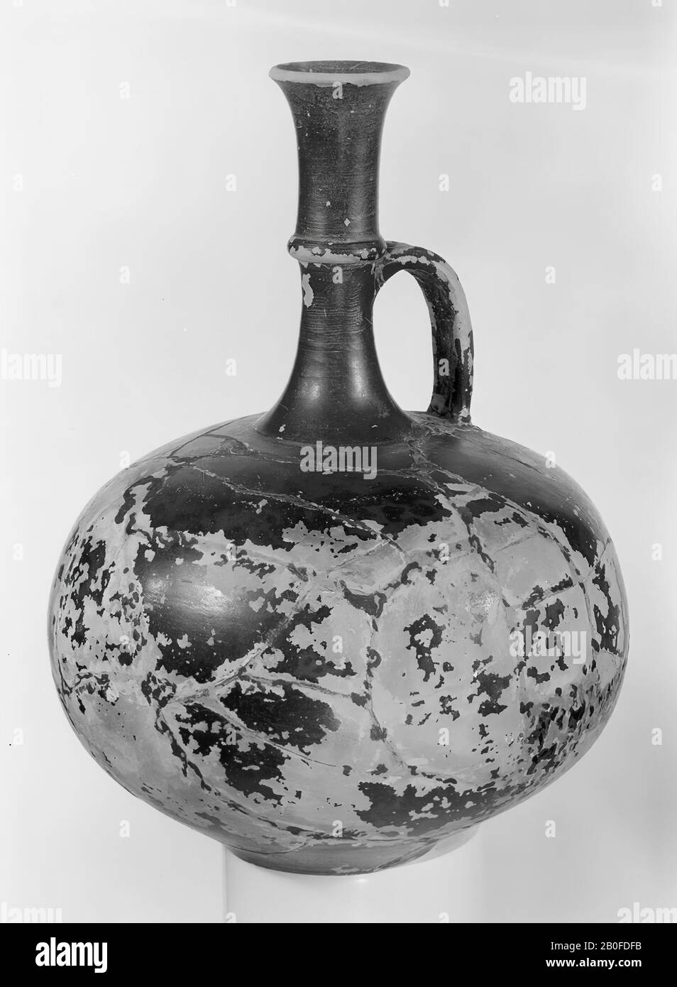 Kanne aus fein rötlichem Steingut, dunkel bemalt., Geschirr, Kanne, Steingut, h: 18 cm, roman 175-250, Niederlande, Limburger, Simpelveld, Simpelveld, Stampstraat Stockfoto