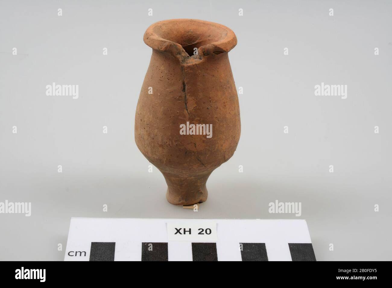 Alteuropa, Vase, Steingut, h, 8,6 cm, Diam, 4,9 cm, roman, Deutschland Stockfoto