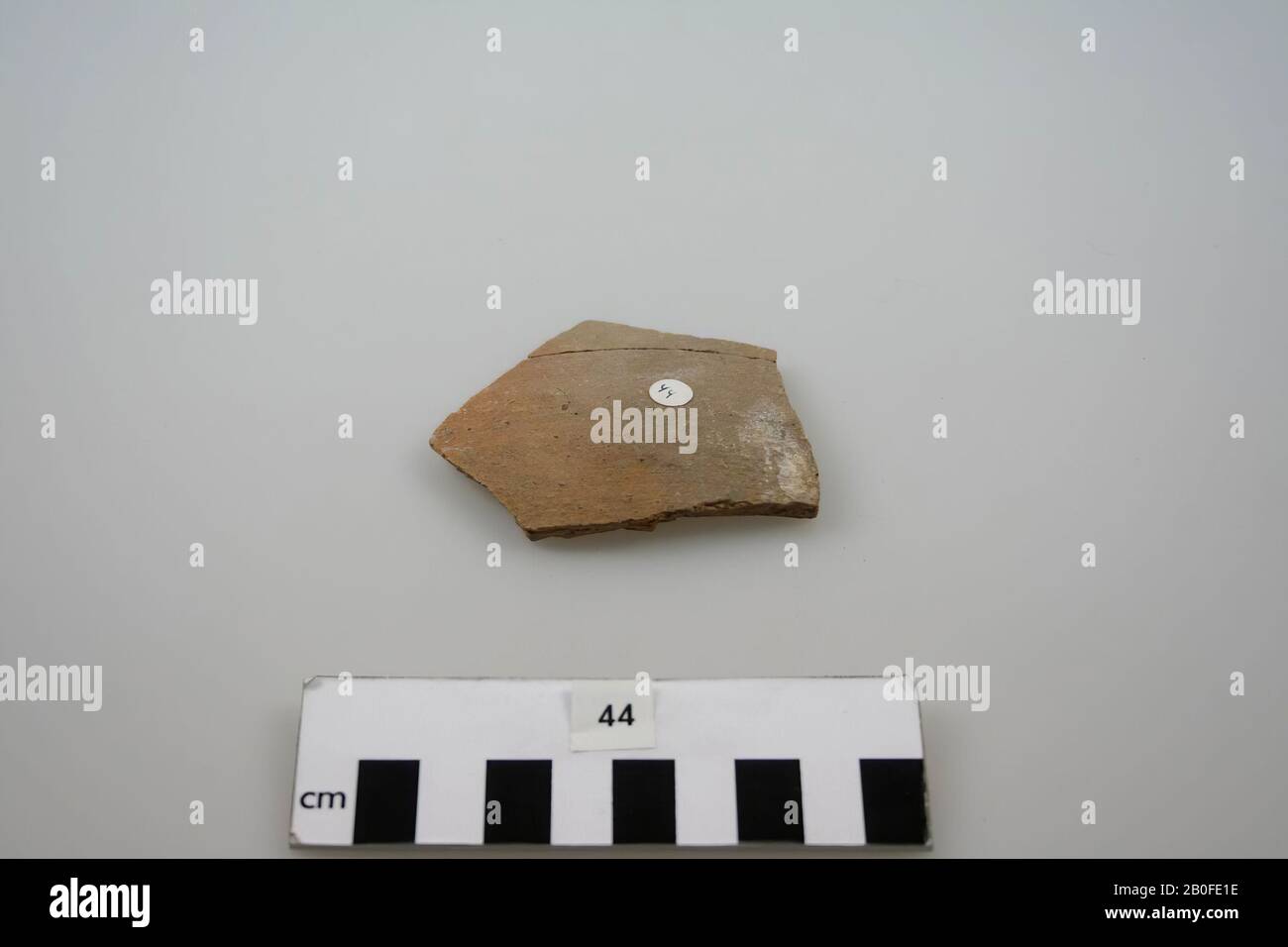 Wandscharte mit einer Nutlinie., Schard, Steingut (Andenne?), 6,9 x 5,4 cm, lme, Niederlande, Zeeland, Noord-Beveland, Colijnsplaat Stockfoto