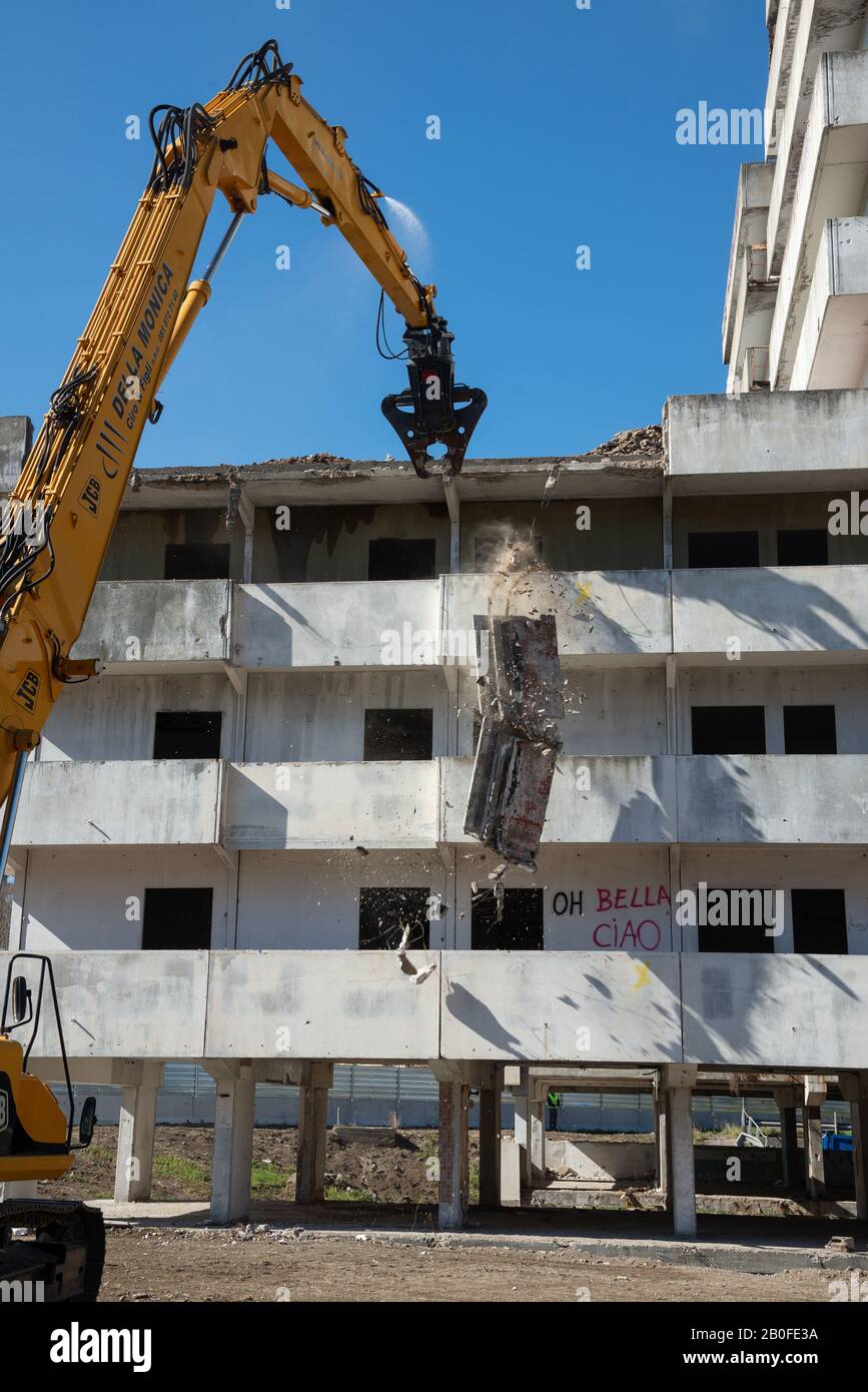 Neapel - Italien. 20. februar 2020: Historischer Tag für Scampia. Nach 40 Jahren wird die Grüne Segel abgerissen, ein Symbol der Degradation und des Fikts Stockfoto