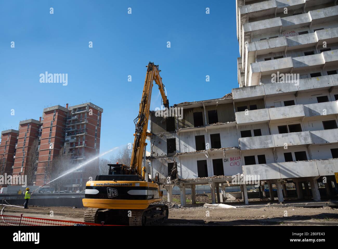 Neapel - Italien. 20. februar 2020: Historischer Tag für Scampia. Nach 40 Jahren wird die Grüne Segel abgerissen, ein Symbol der Degradation und des Fikts Stockfoto