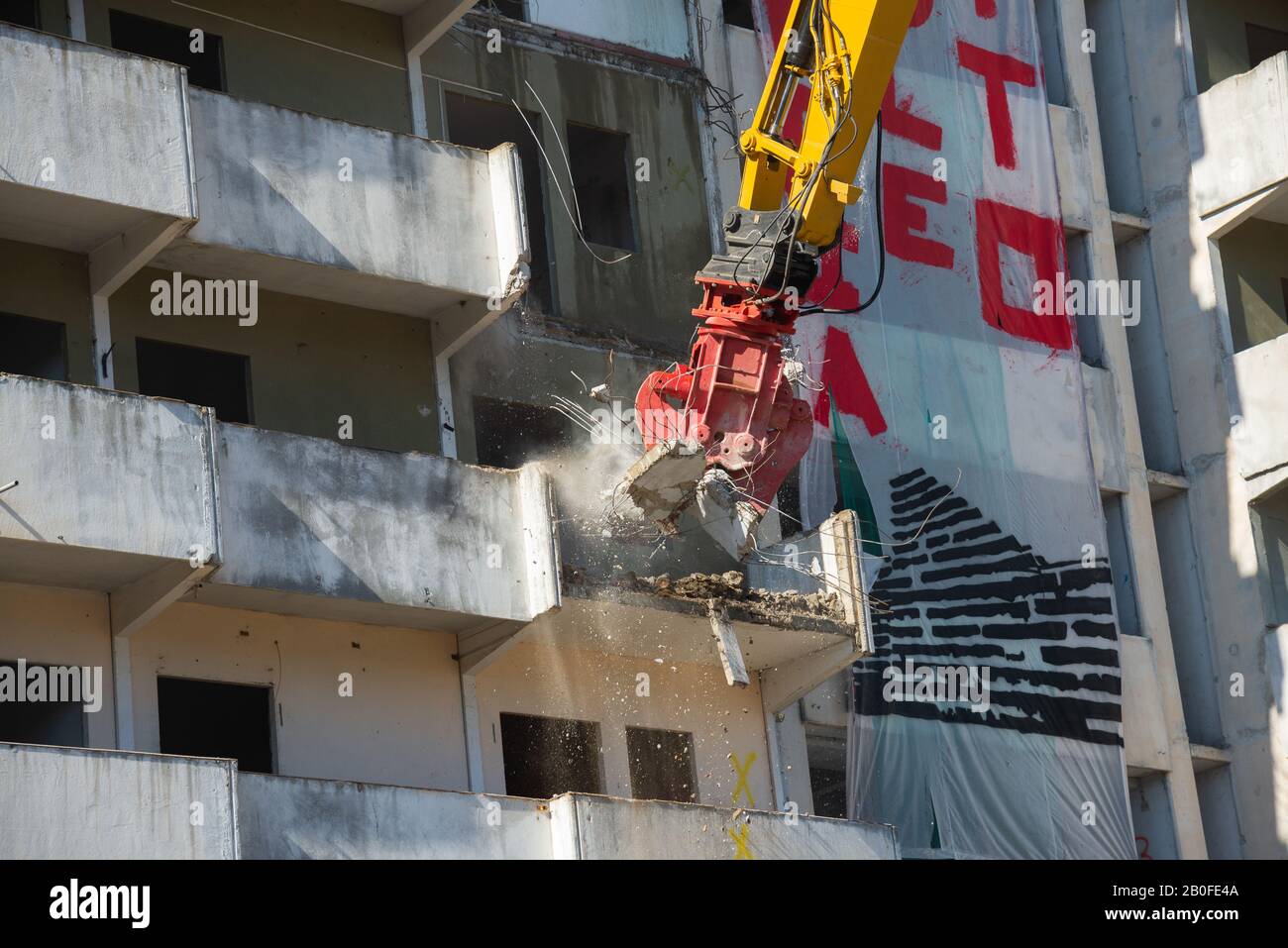 Neapel - Italien. 20. februar 2020: Historischer Tag für Scampia. Nach 40 Jahren wird die Grüne Segel abgerissen, ein Symbol der Degradation und des Fikts Stockfoto