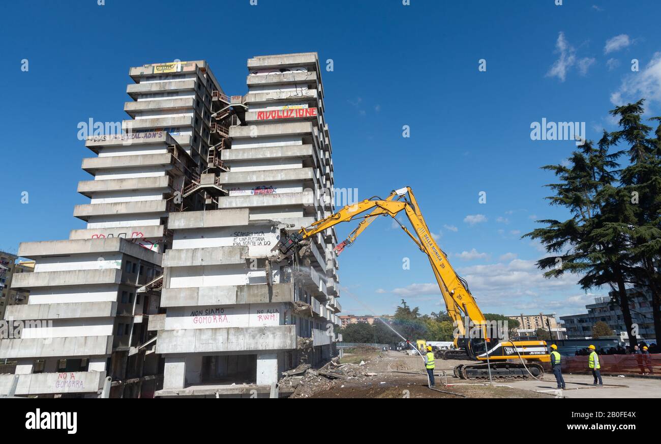 Neapel - Italien. 20. februar 2020: Historischer Tag für Scampia. Nach 40 Jahren wird die Grüne Segel abgerissen, ein Symbol der Degradation und des Fikts Stockfoto