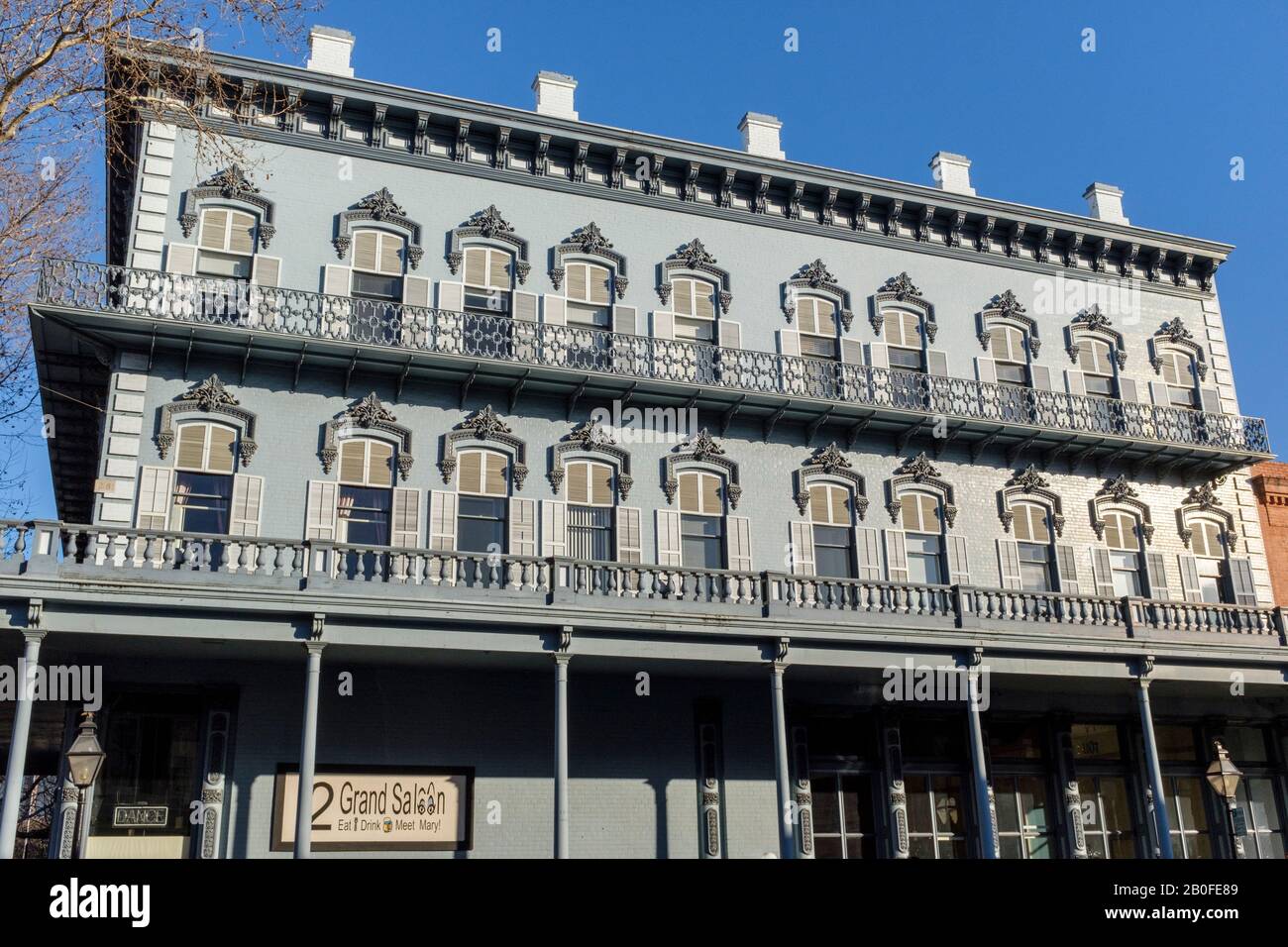 Historische Gebäude am Flussufer und Anlegestelle in Old Sacramento, Kalifornien Stockfoto