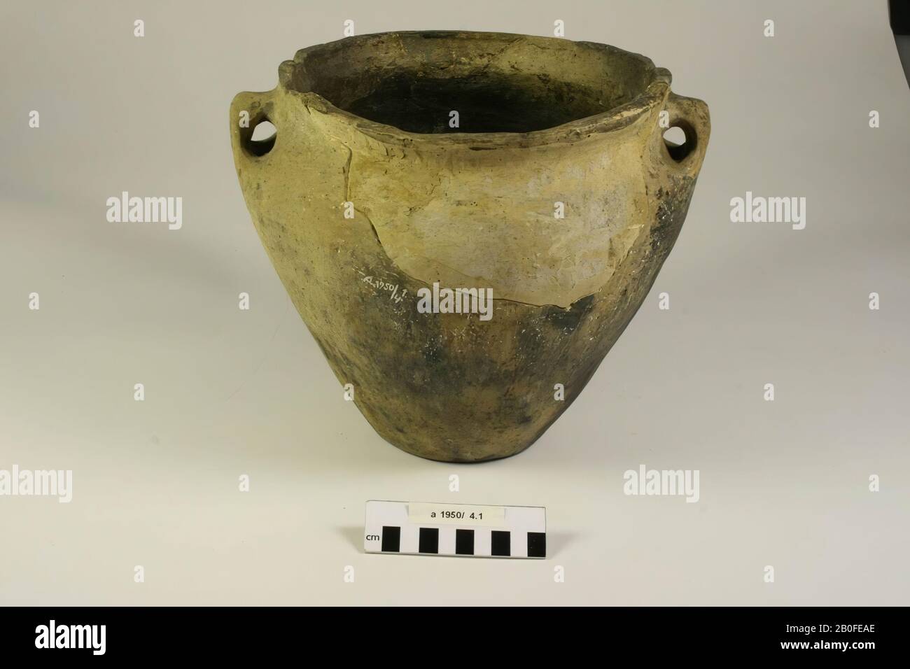 Großer Topf, der sich langsam zur Schulter hin verbreitert, mit zwei spitzen Ohren, die etwas unterhalb der etwas nach außen gerichteten Kante liegen. Ein großer Teil der Kante wurde wiederhergestellt. Einige Ergänzungen und fehlende Teile des Halses., Pot, Steingut (handförmig), h: 24,3 cm, Diam: 28,7 cm, vme, Niederlande, Friesland, Ferwerderadiel, Ferwerd Stockfoto
