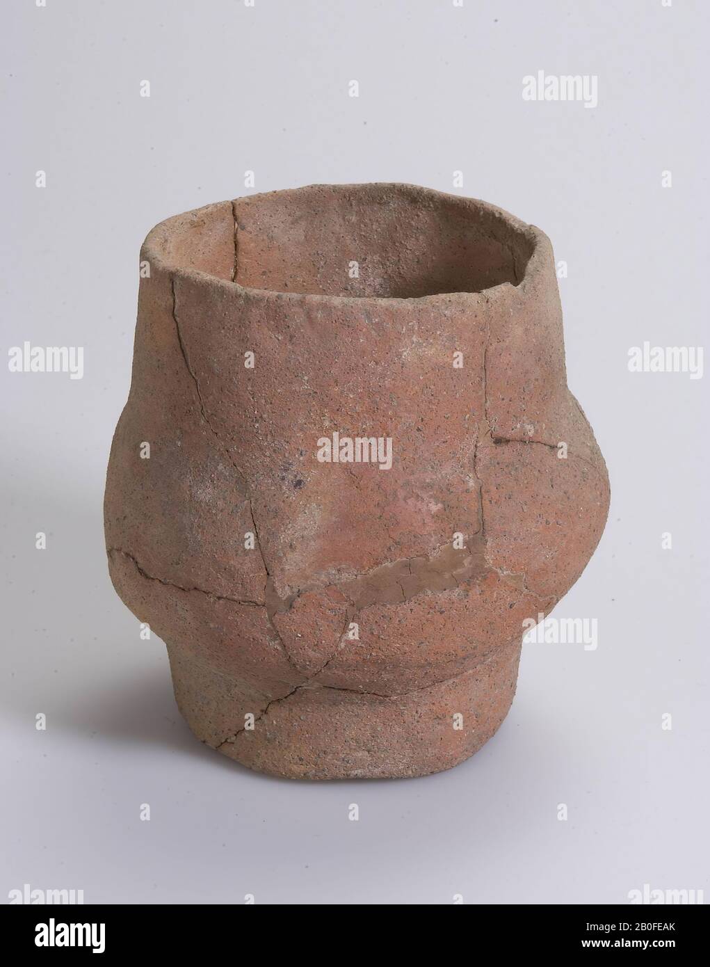 Restaurierter frühmittelalterlichen Topf, Becher, Steingut (raue Wände), h: 10,8 cm, Durchm: 10,2 cm, vmea Stockfoto