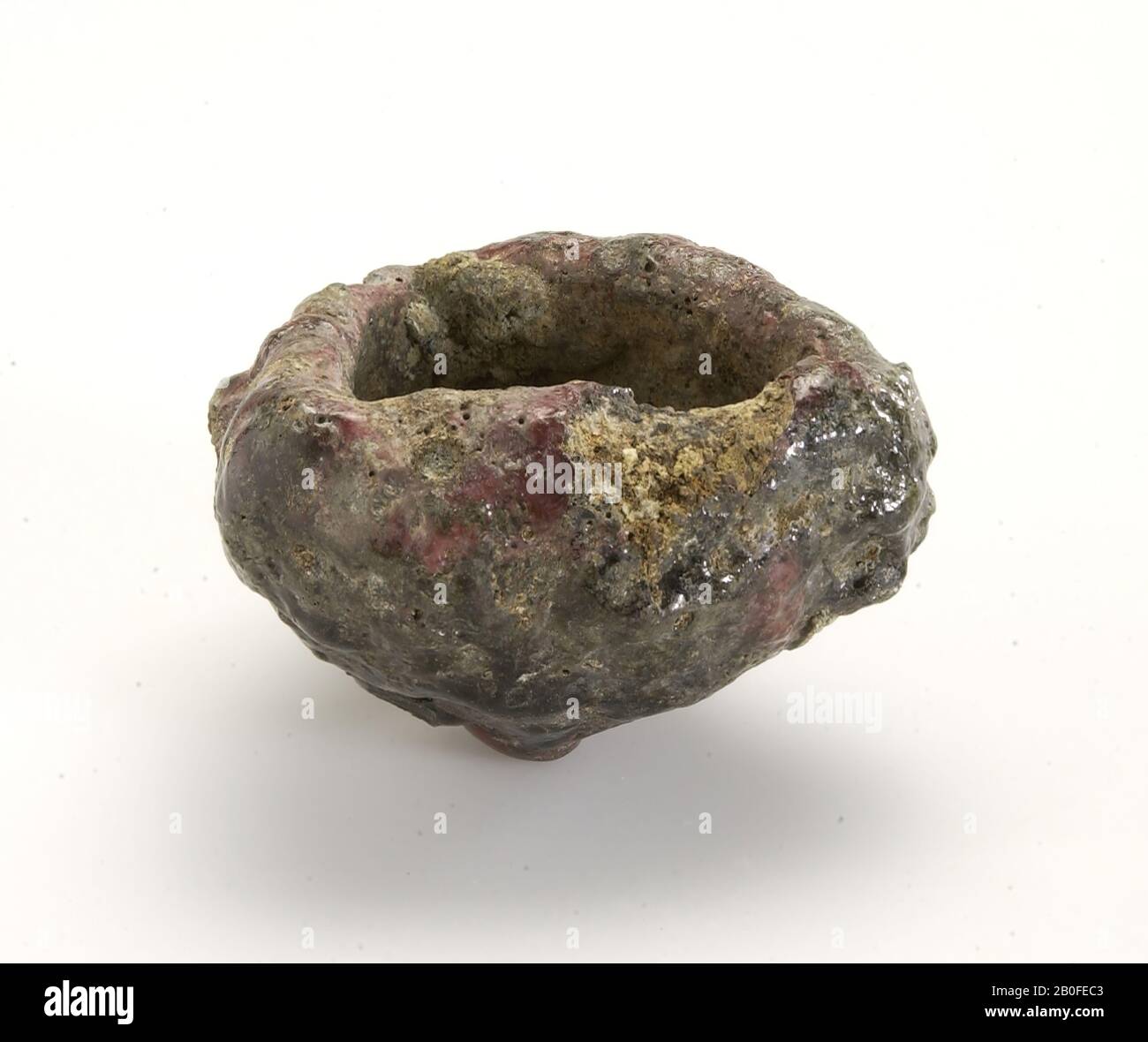 Schmelztiegel, rot glasiert. Fehlendes Stück im Rand., Schmelztopf, Steingut (handgespritzt), 4,6 x 6,8 x 6,1 cm, lme 1050-1500 AD, Niederlande, Friesland, Franekeradeel, Fatum Stockfoto