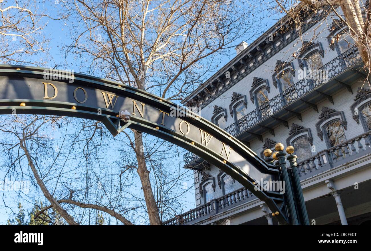 Historische Gebäude am Flussufer und Anlegestelle in Old Sacramento, Kalifornien Stockfoto